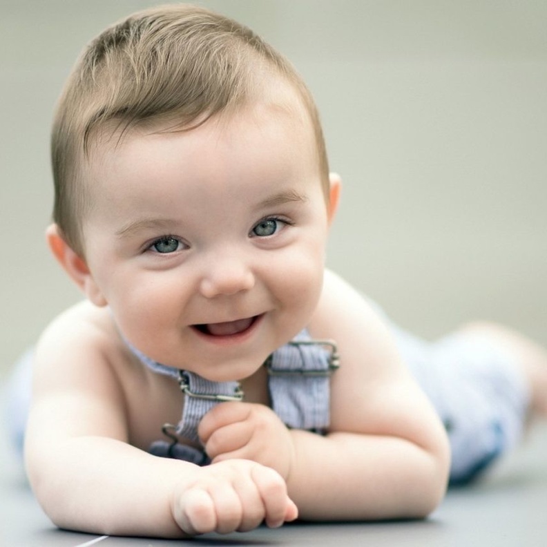 فيديو/ طفل يقلد والده في صالة رياضية