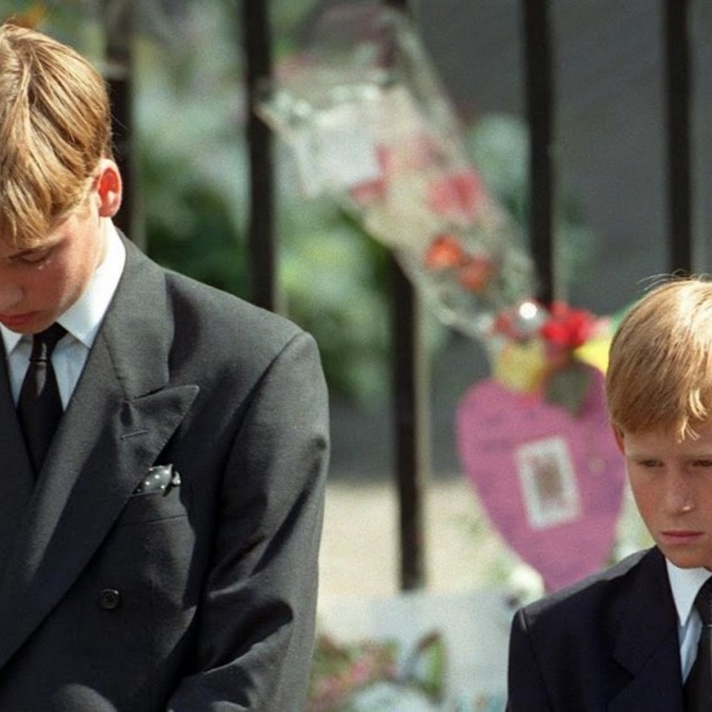 ملكة بريطانيا عزلت وليام وهاري عن العالم بعد وفاة الأميرة ديانا