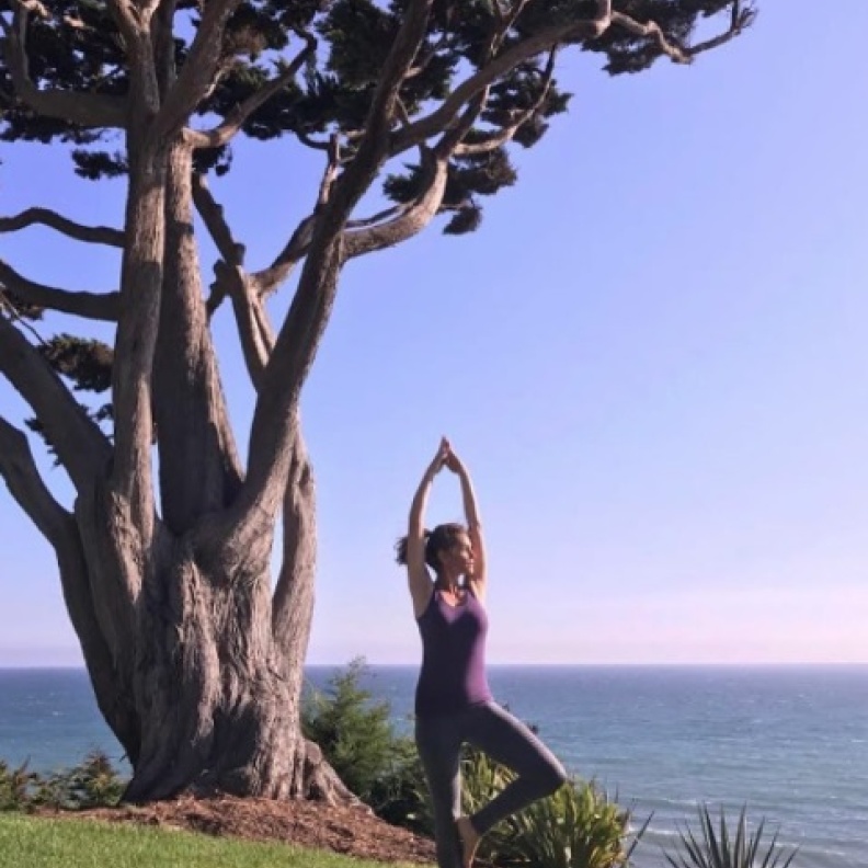 سيندي كروفورد تمارس اليوغا أمام البحر في ماليبو 