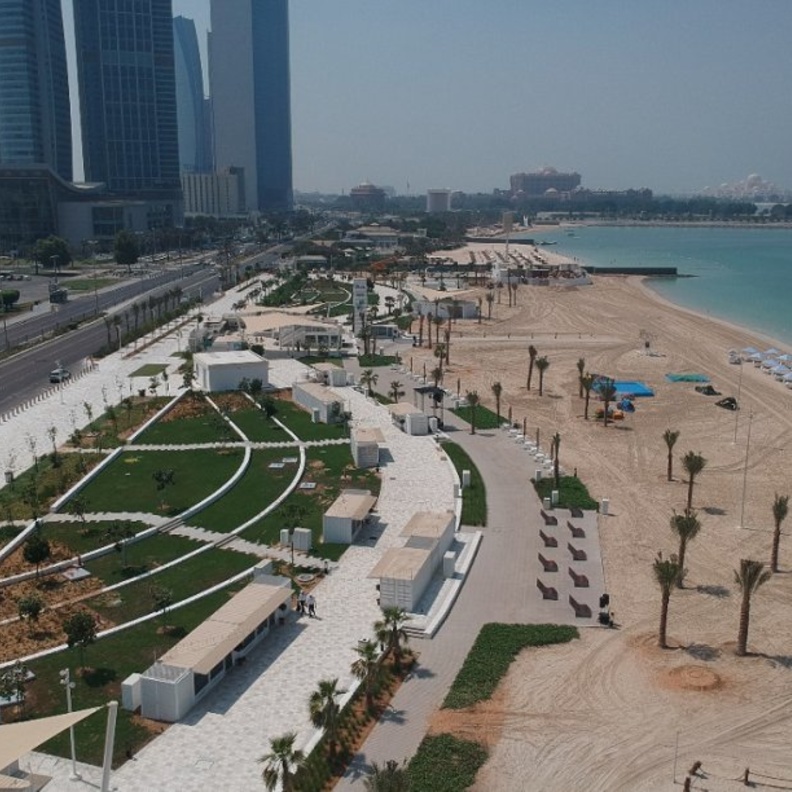 افتتاح منطقة السباحة لشاطئ "ع البحر" في كورنيش أبوظبي