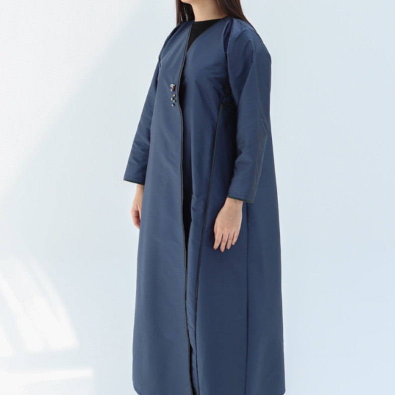 الحرير الهندي بتصميم عصري وملفت للعباية الكحليّة من Asmalmarri