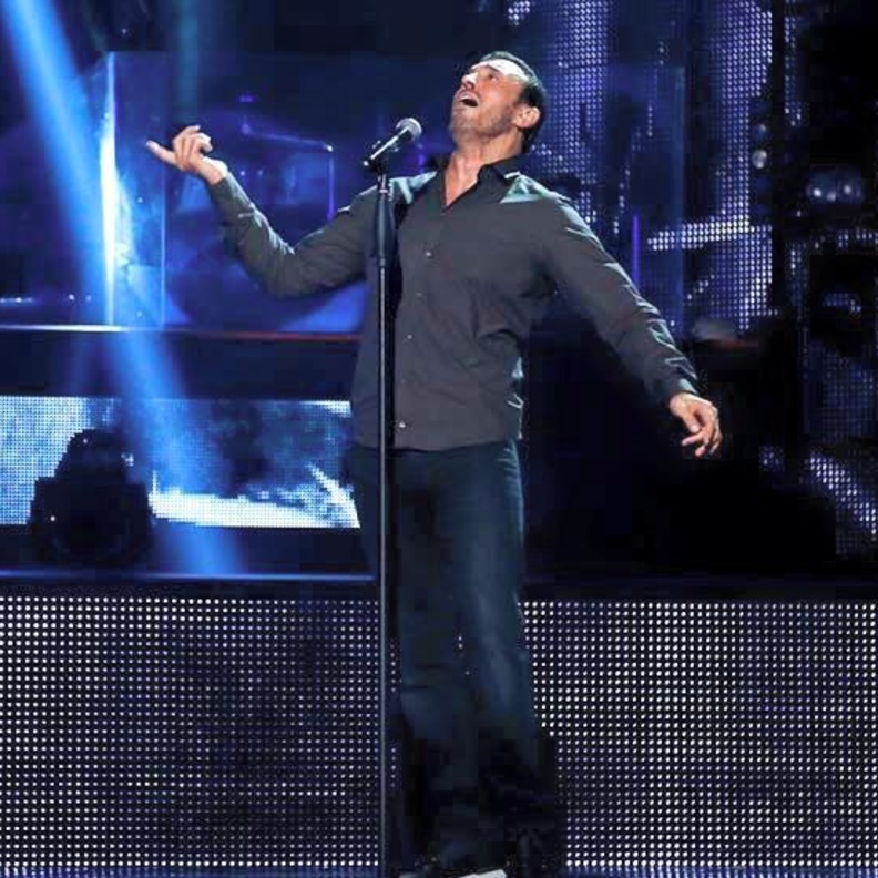 كاظم أثناء البروفات على الأغنية الجديدة