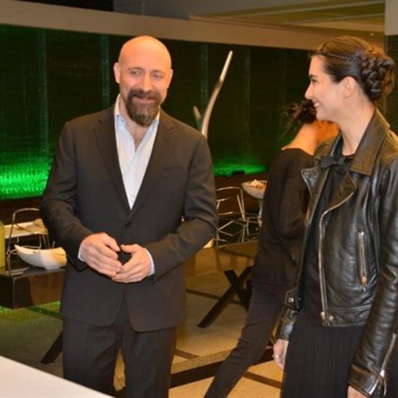 الممثل التركي خالد ارجنش الشهير بالسلطان سليمان وتوبا بيوكستون