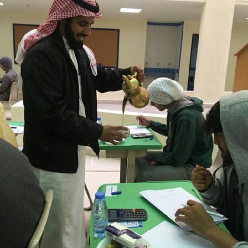  تقديم القهوة للطلاب