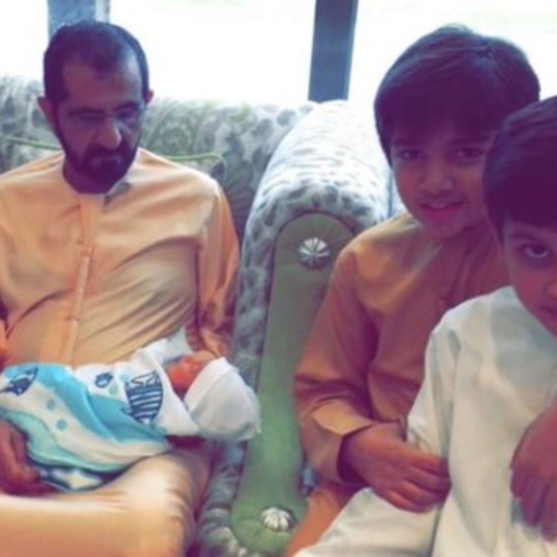 حاكم دبي مع أحفاده