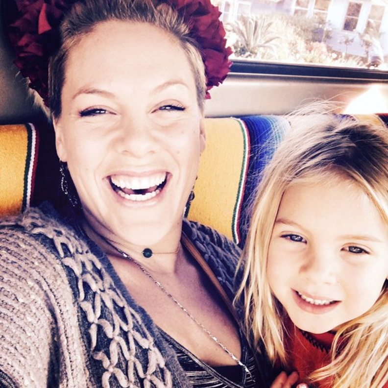  بينك نشرت صورة سيلفي تجمعها بطفلتها