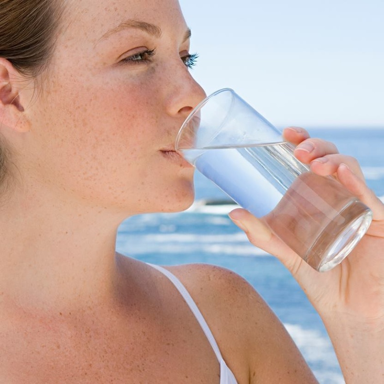 تناول 8 أكواب من الماء يوميا .. إعتقاد علمي خاطئ سببه الإنترنت!