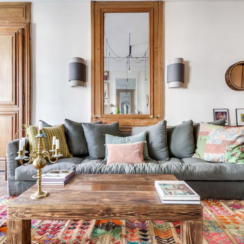 حضور قوي للخشب في غرفة المعيشة