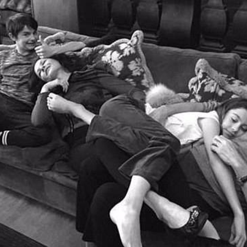 كاثرين زيتا جونز تنشر صورة طريفة مع زوجها مايكل دوغلاس و ولديهما