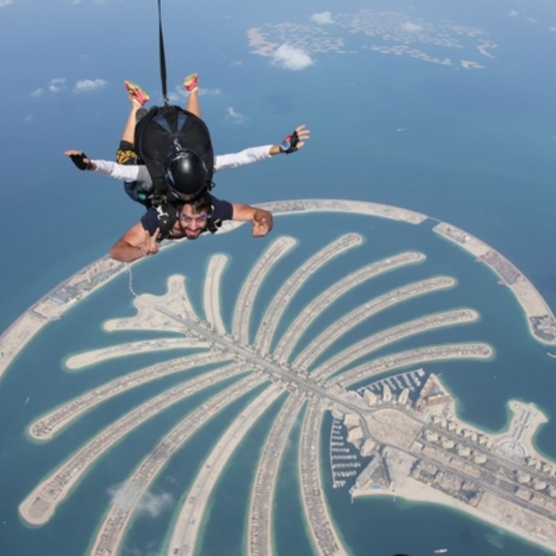 سماء الإمارات تجذب المظليين السعوديين 