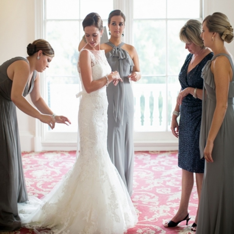 التعامل بطريقة متوترة وغاضبة مع وصيفات الشرف