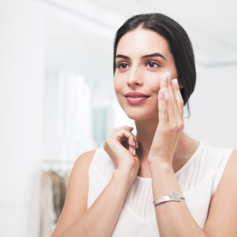 حاربي علامات التقدم بالسن مع Olay