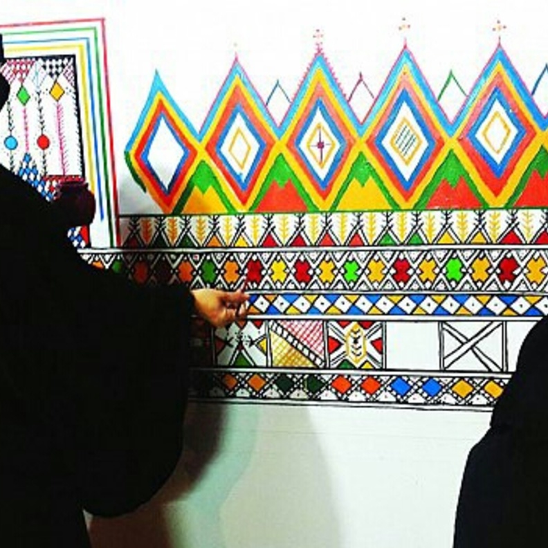 فنانات يعملن على الجدارية