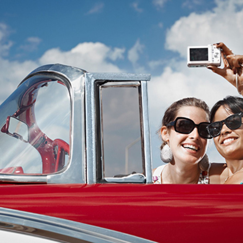 تصوير الشخص لنفسه أو مايعرف بـ "سيلفي" يندرج تحت إطار استخدام الهاتف أثناء القيادة