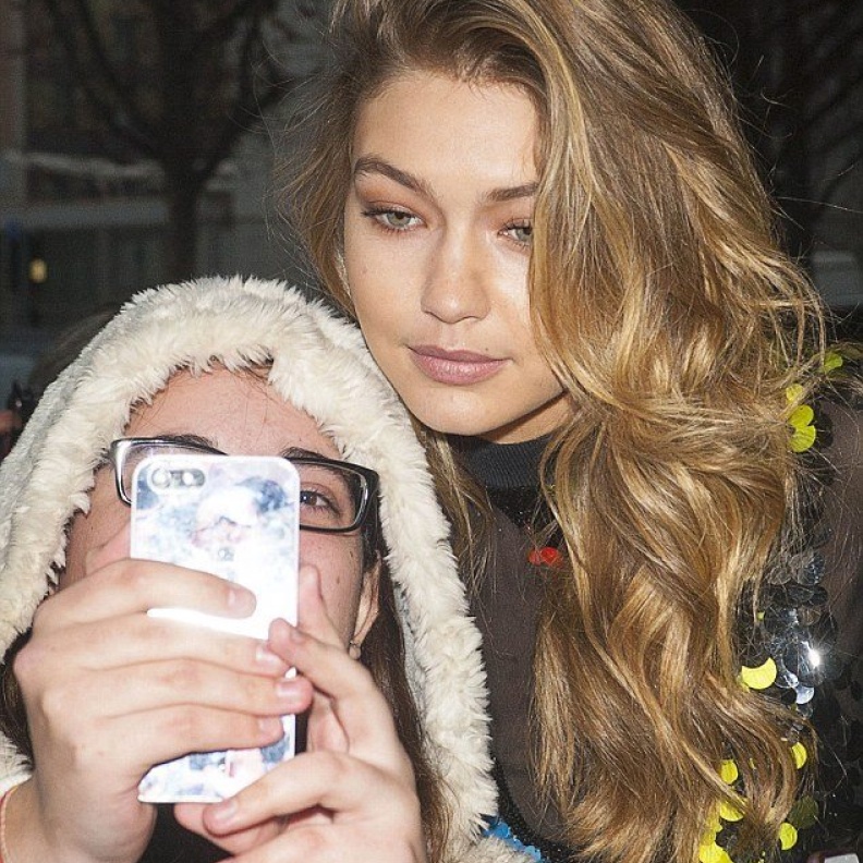 معجبة بالعارضة جيجي حديد تلتقط صورة سيلفي معها