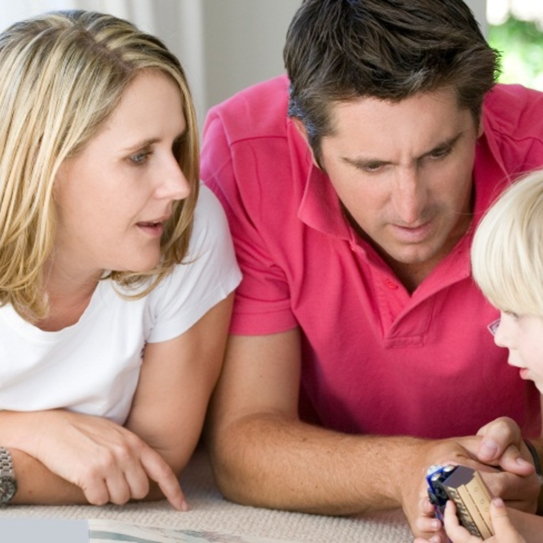 رأفة بالطفل ورحمة به .. 3 أسئلة لا تسألها له أبداً