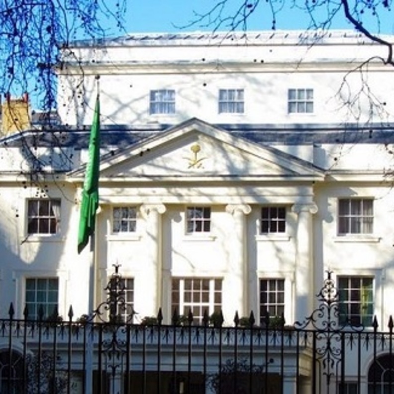 السفارة السعودية بلندن تنصح المواطنين بالحذر ومتابعة تعليمات الشرطة