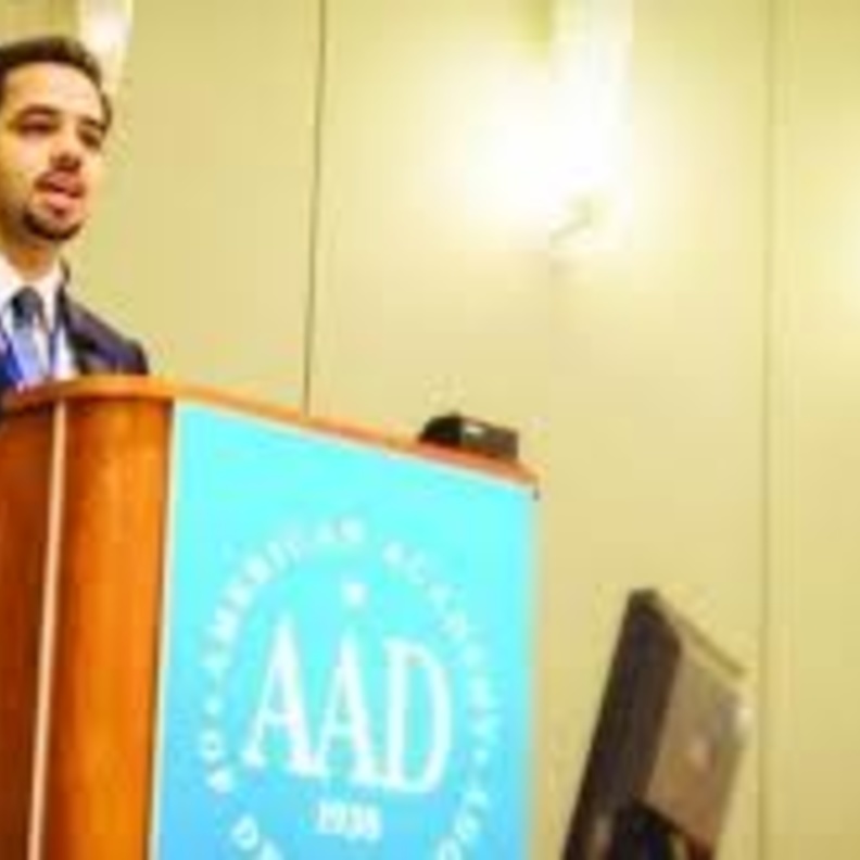 الطبيب أثناء عرض البحث