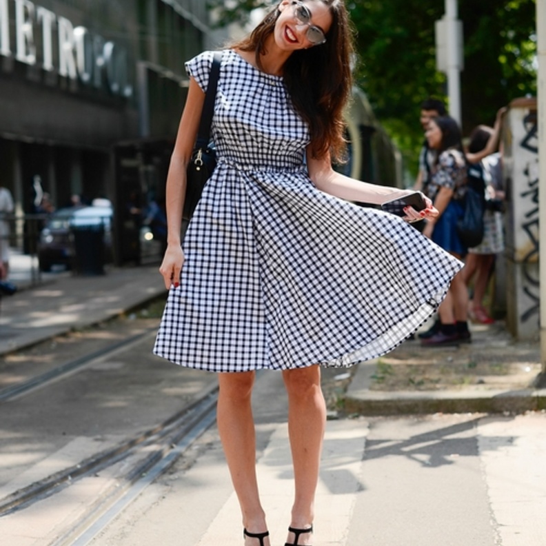 اضمني أناقة تجمع بين الكلاسيكية والعصرية في فساتين الخمسينيات 