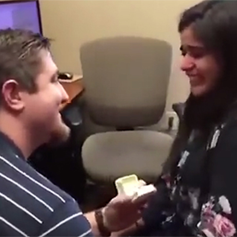 لحظة طلب يدها