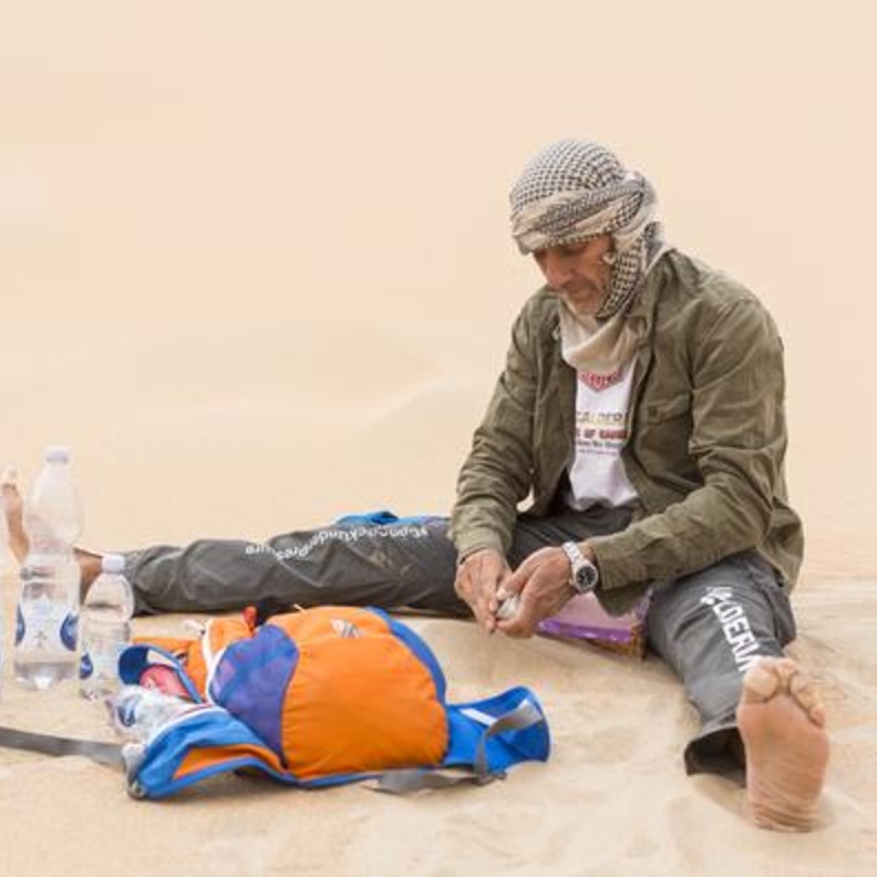 ماكس كالدرن ويتضح عليه التعب 