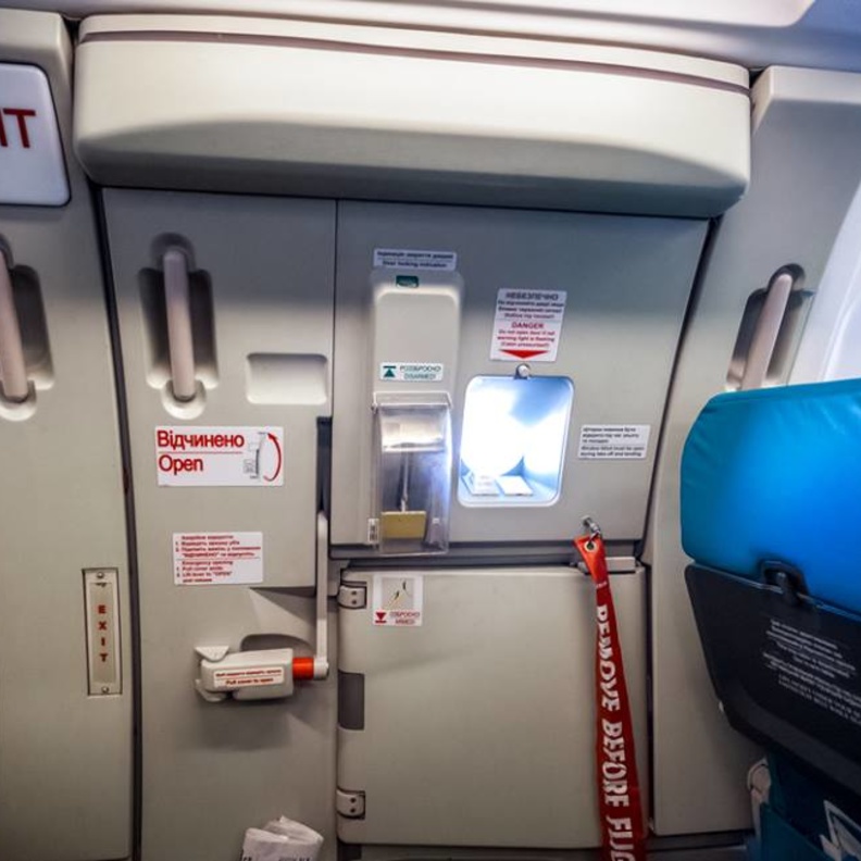 مسافرة تفتح باب الطوارئ بدلا من حمام الطائرة