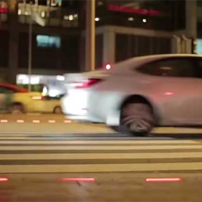 أول إشارة مرورية ذكية للمشاة في شارع السعادة بدبي