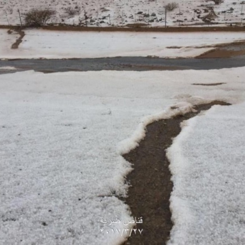 حبات البرد تغطي مساحات واسعة.