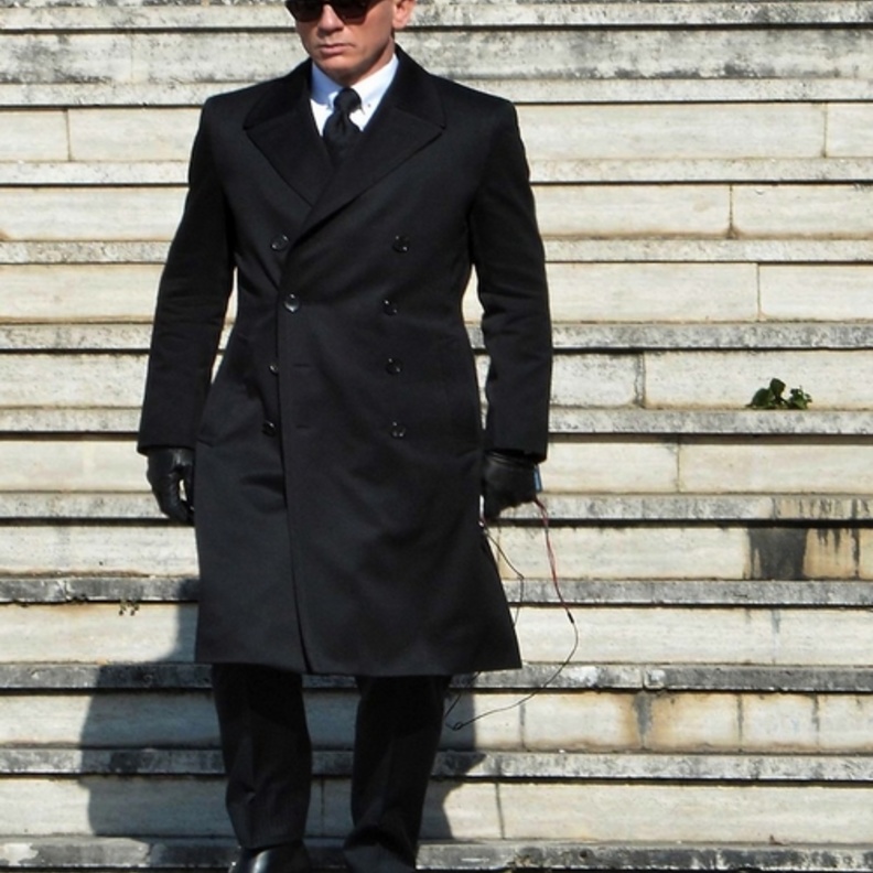 دانيل كريف في اطلالة أنيقة بالمعطف الأسود والنظارات الشمسية السوداء