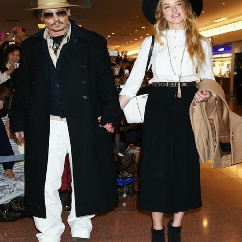 ترتدي التنورة الواسعة