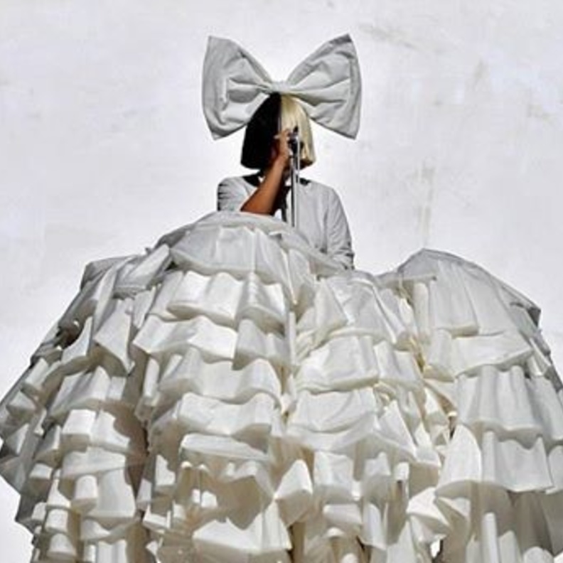 سيا Sia بأغرب اطلالة لها خلال حفلها في بوسطن