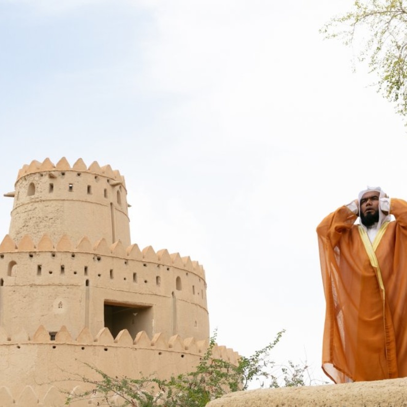 الأذان يصدح مجدداً في قلعة الجاهلي التاريخية في العين