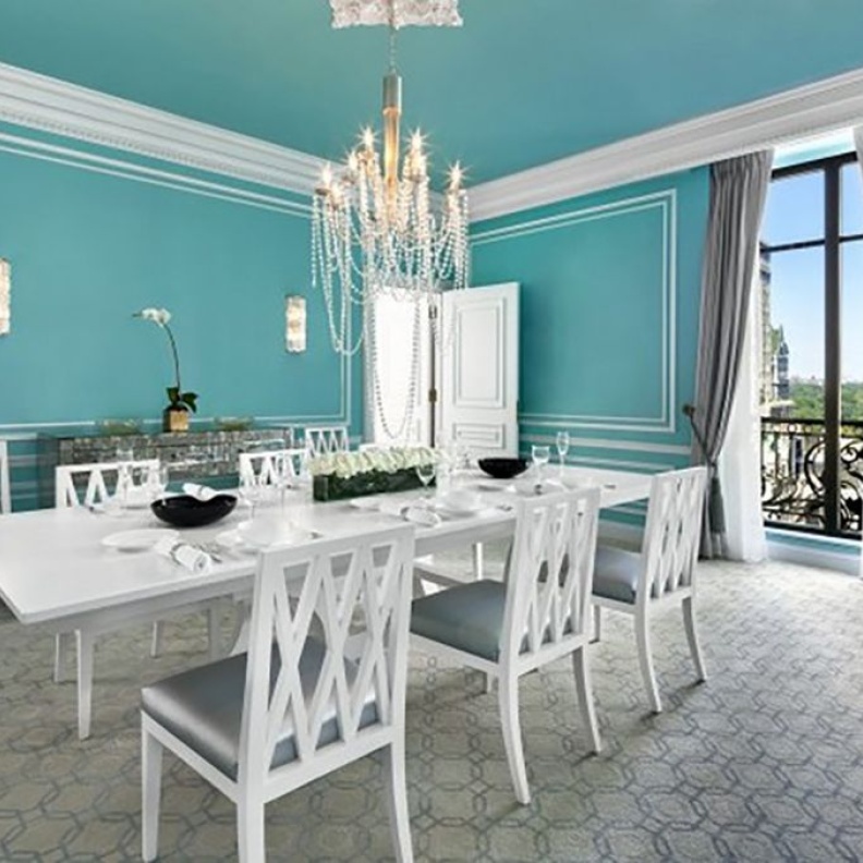 غرفة الطعام في جناح تيفاني في أوتيل St.Regis في نيويورك المصممة و كأنها علبة مجوهرات باللون الأزرق الذي يميز هذه الماركة 