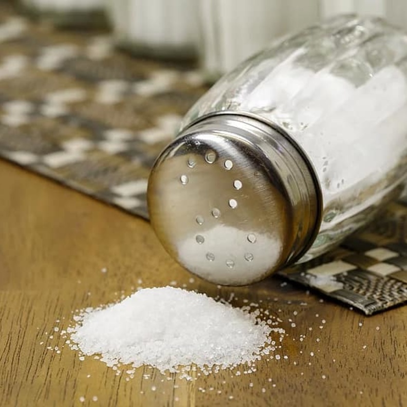 تجنب وضع الملح على طاولة الطعام