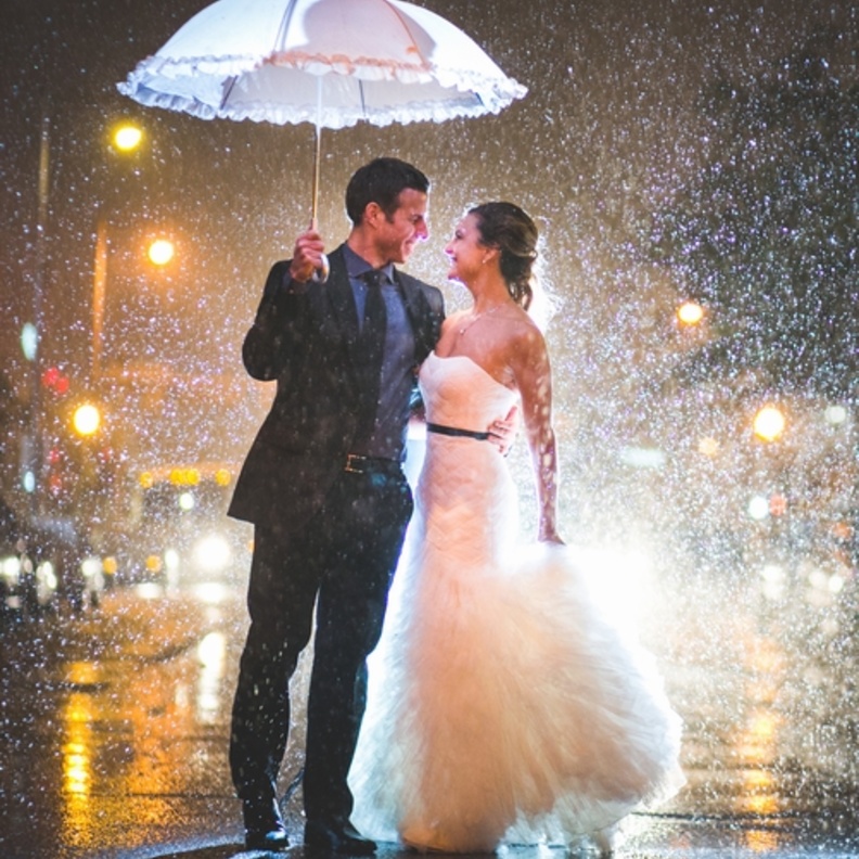 لقطات روعة لزفاف في يوم ممطر تحت المظلة..