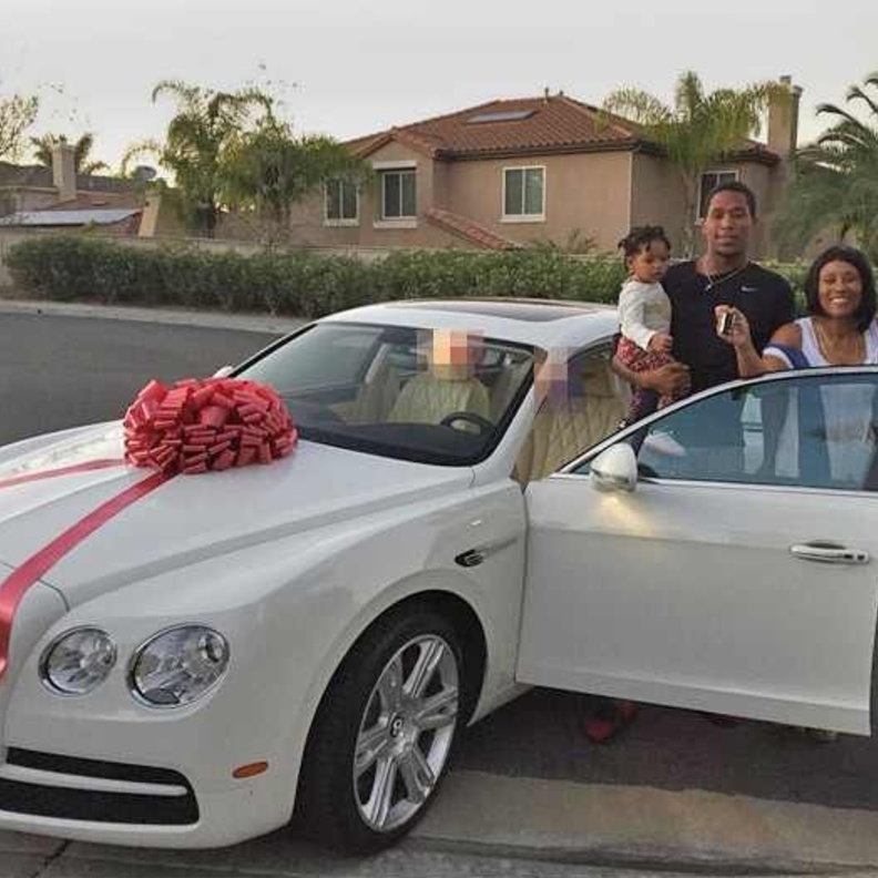 ريجي بوش يهدي والدته بنتلي هدية