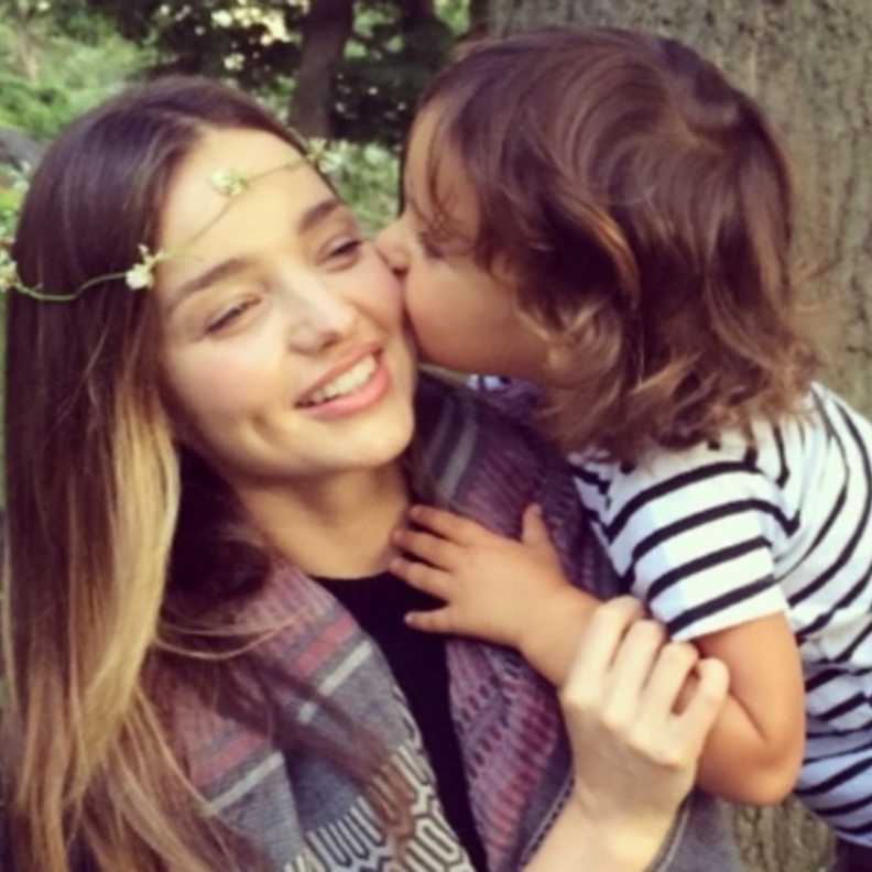 قبلة رقيقة على خد ميرندا من طفلها