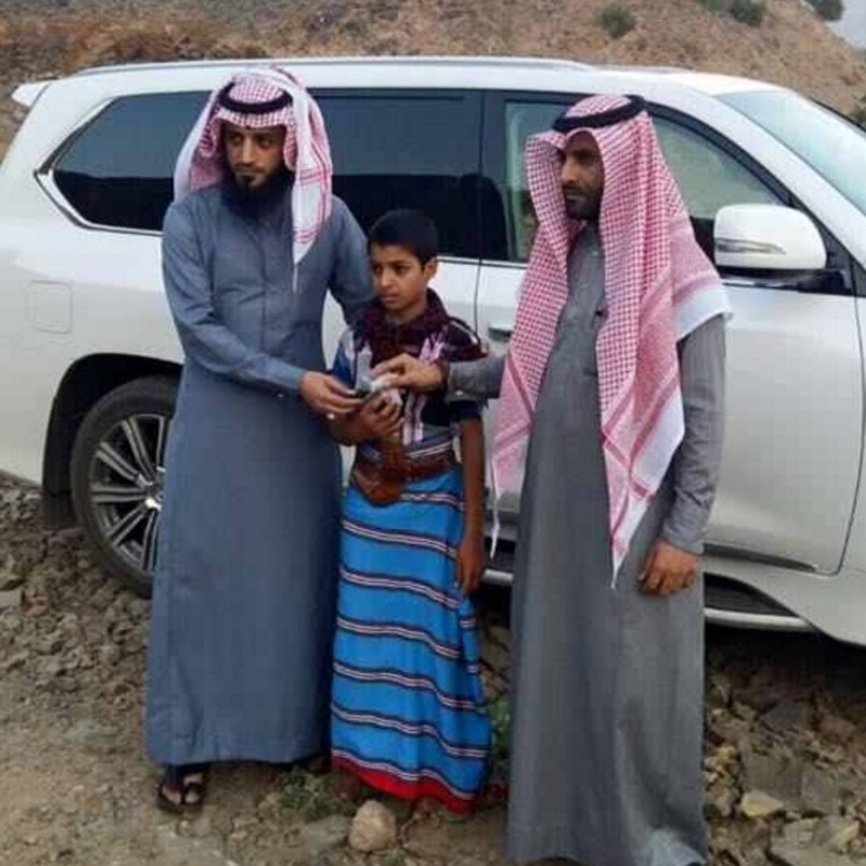 جيب لكزس هدية لطفل سعودي