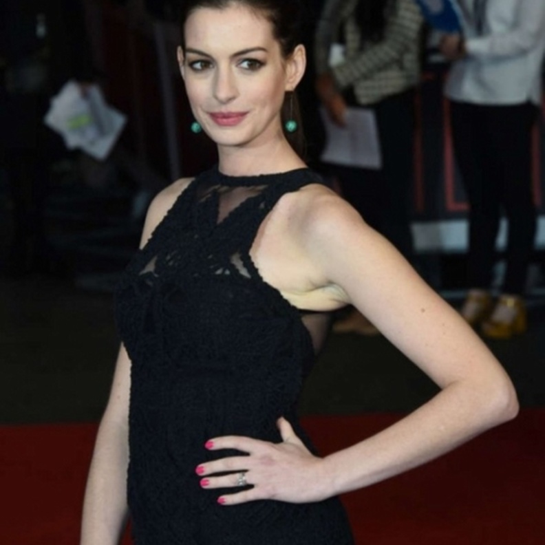 آن هاثاواي حامل في طفلها الأول