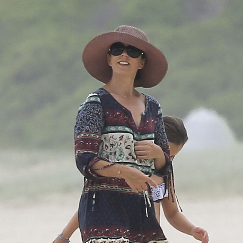 الأميرة ماري متألقة بثوب السباحة