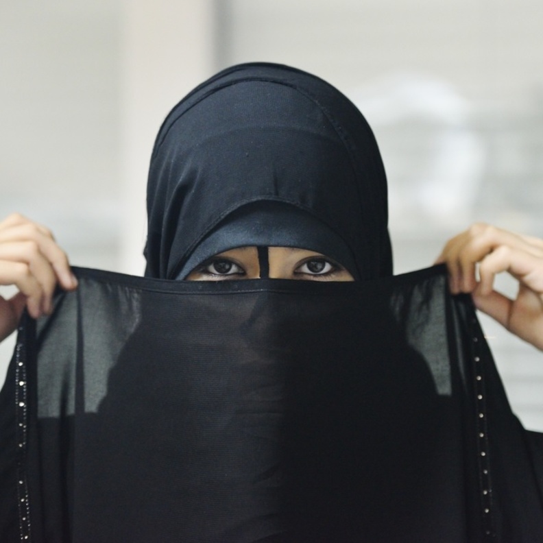 فتاة سعودية تستولي على 3 ملايين ريال.. وتهرب!