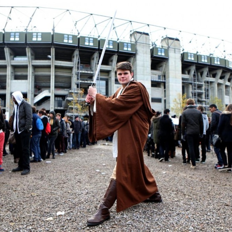 Star Wars: The Force Awakens يكسر حاجر المليار دولار 