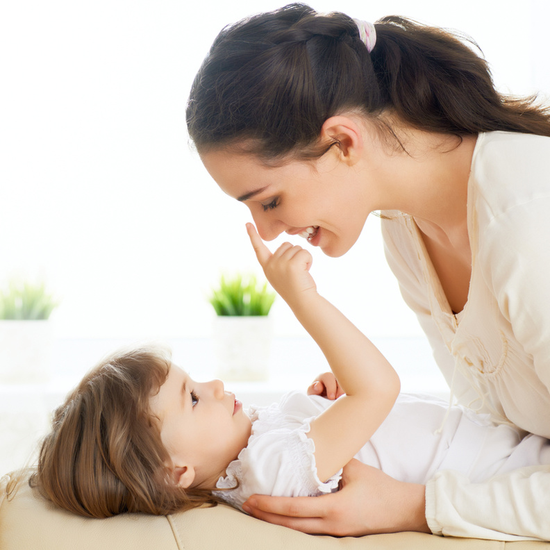 حتى لا يتعلق طفلك بالخادمة عليك بذلك