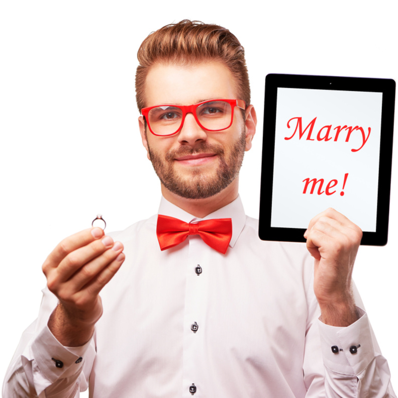 عاشق ولهان يطلب يد حبيبته للزواج من الفضاء!