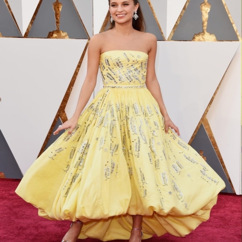 فستان اصفر مشكوك بالخرز الفضي  من Louis Vuitton