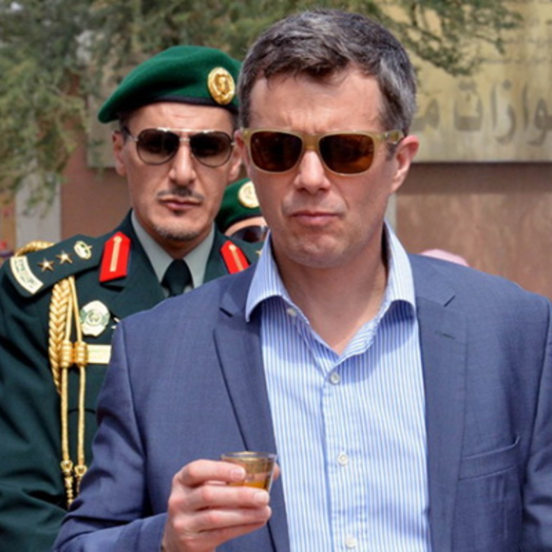 ولي عهد الدانمارك يتناول القهوة