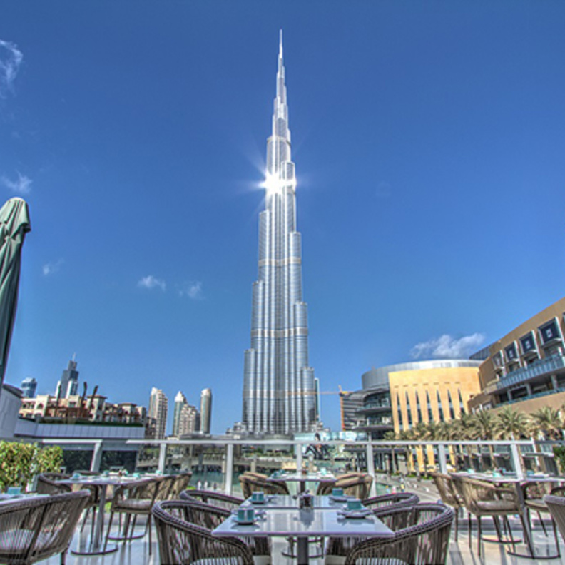 ايام الاثنين البيضاء بمطاعم الواجهة المائية في وسط دبي