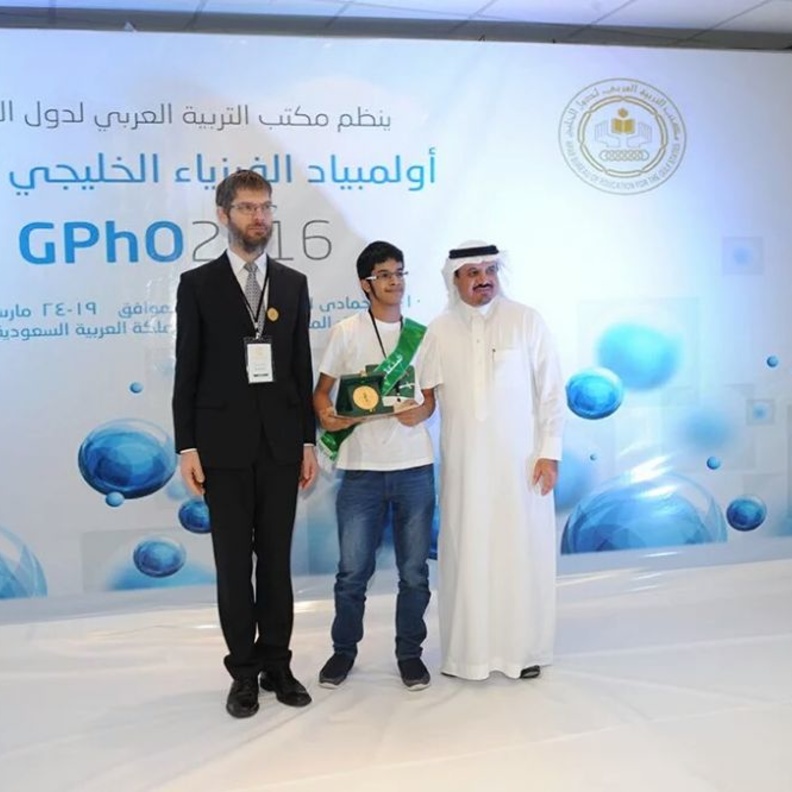 الطالب يزن المجنوني بالميدالية الذهبية