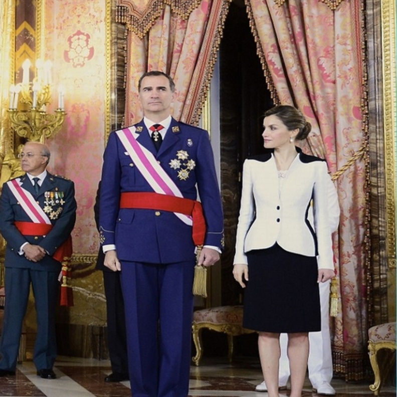 صفارات الاعجاب تلاحق الملكة