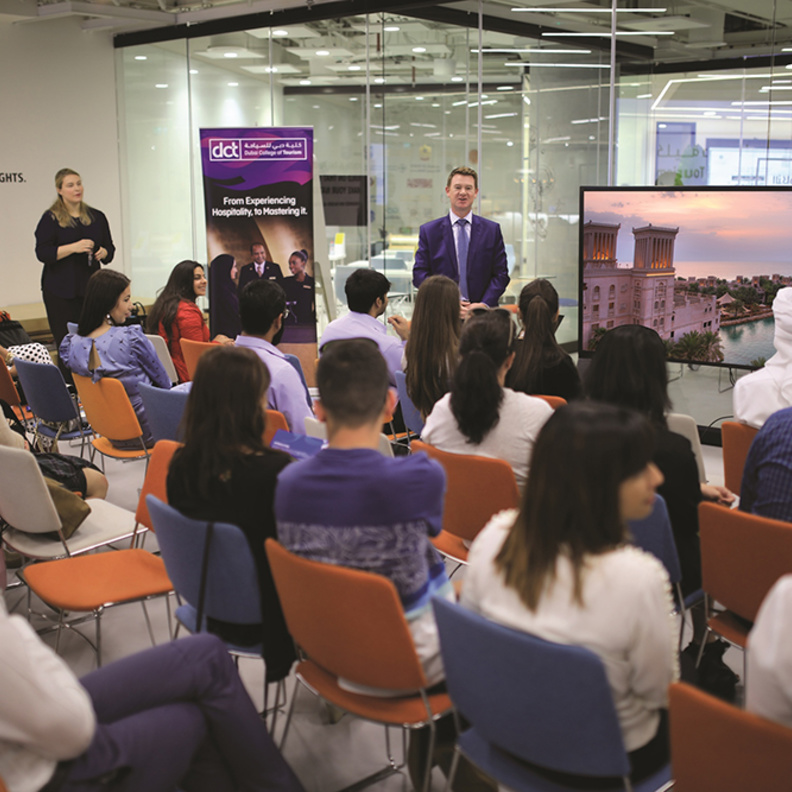 طالبات كلية دبي للسياحة .. الطيران من بعد السياحة